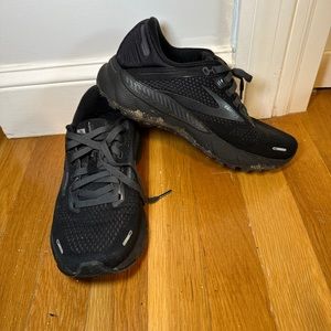 Brooks Adrenaline sneakers. Size 6. Black.